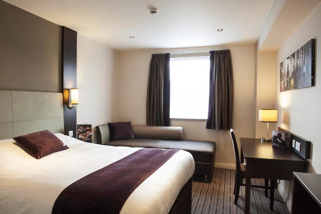 Premier Inn Manchester Trafford Centre North Екстериор снимка