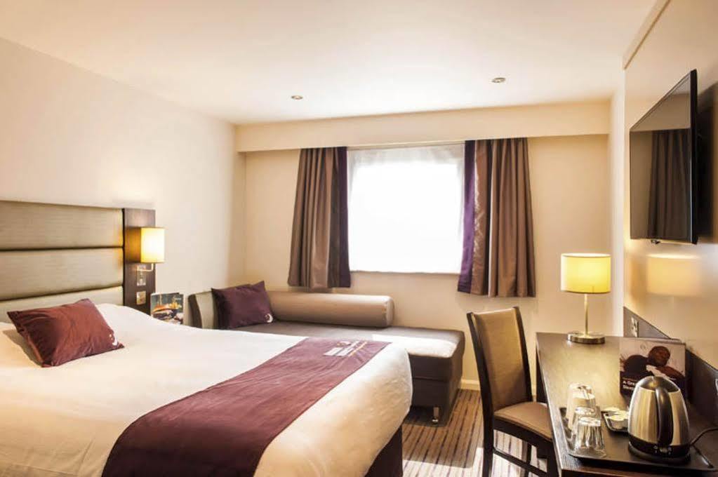 Premier Inn Manchester Trafford Centre North Екстериор снимка